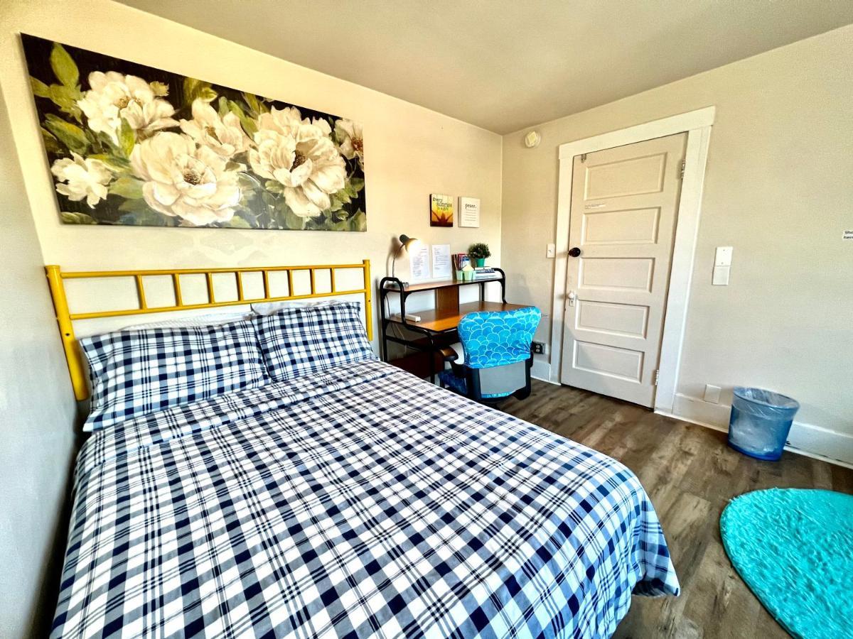 Airport Cozy Stay: Shared Comfort, Prime Location