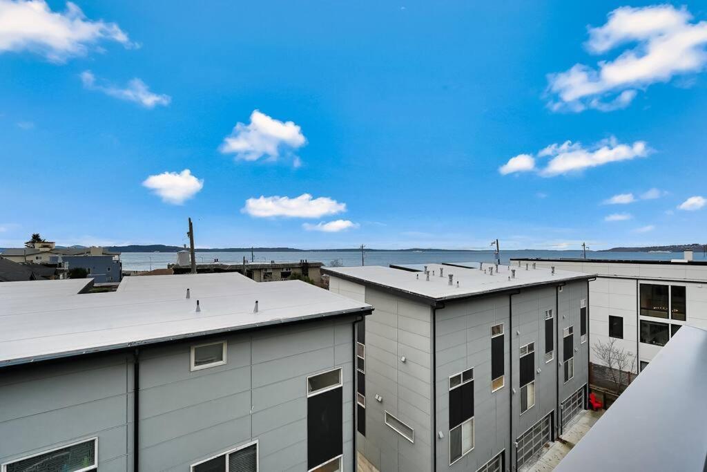 Modern 3 Bedroom Townhouse Just Steps To Alki *