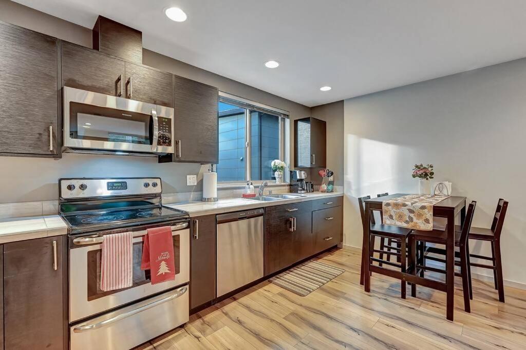 Modern 3 Bedroom Townhouse Just Steps To Alki Holiday home *