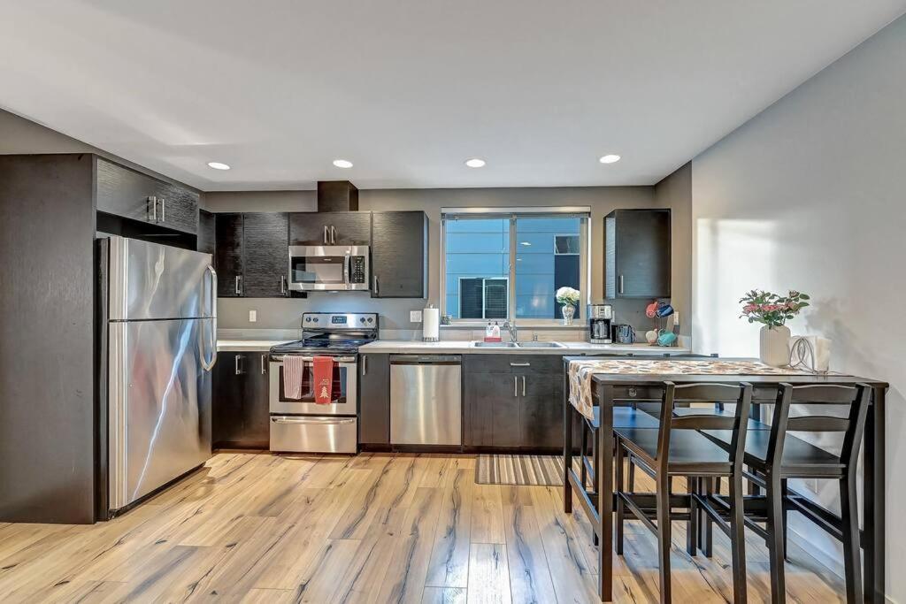 Modern 3 Bedroom Townhouse Just Steps To Alki Holiday home