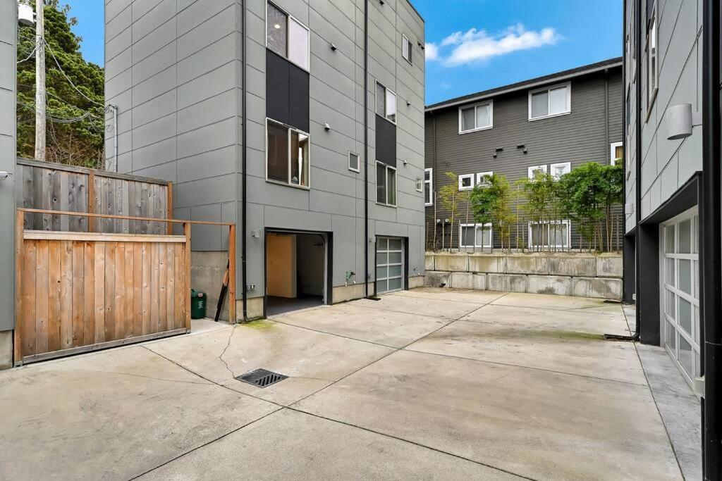 Modern 3 Bedroom Townhouse Just Steps To Alki *