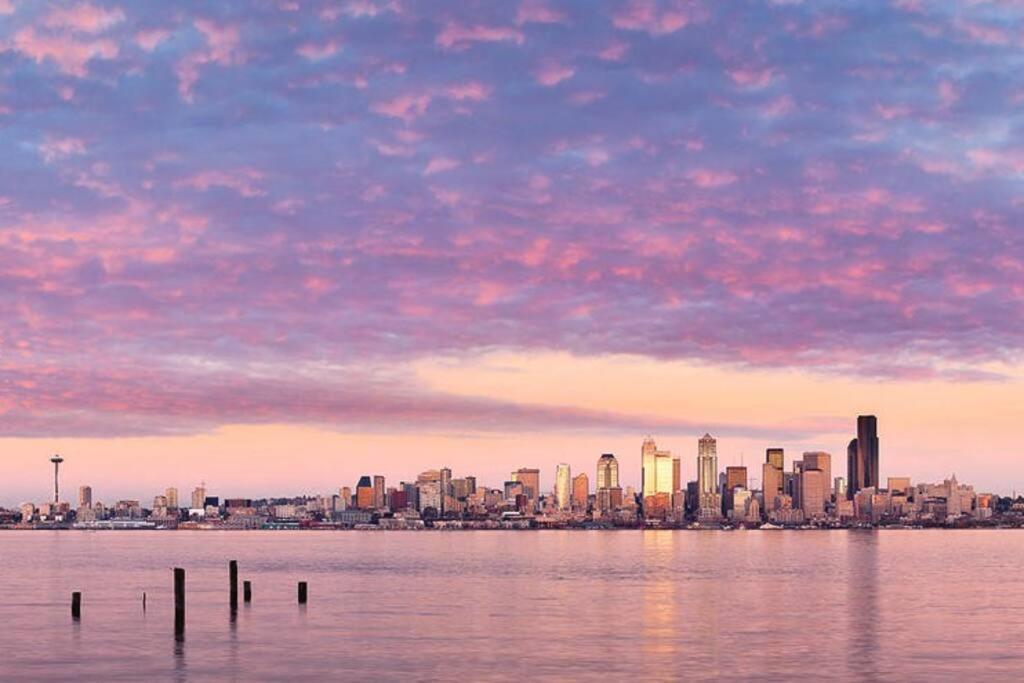 Modern 3 Bedroom Townhouse Just Steps To Alki *