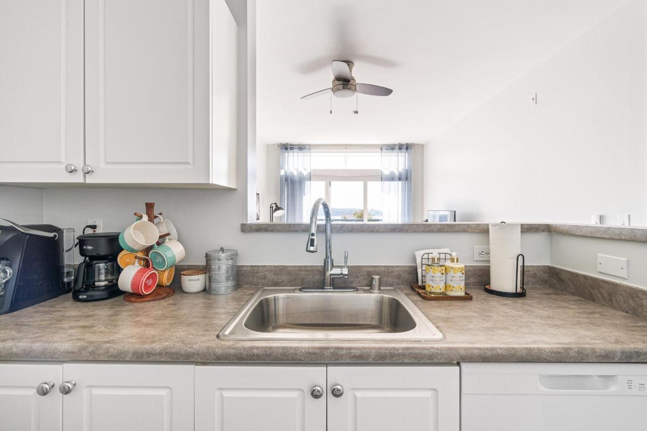 1 Bedroom With Stunning Puget Sound View *