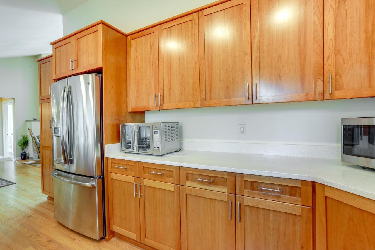 Beautiful With Patio About 9 Mi To Downtown Holiday home