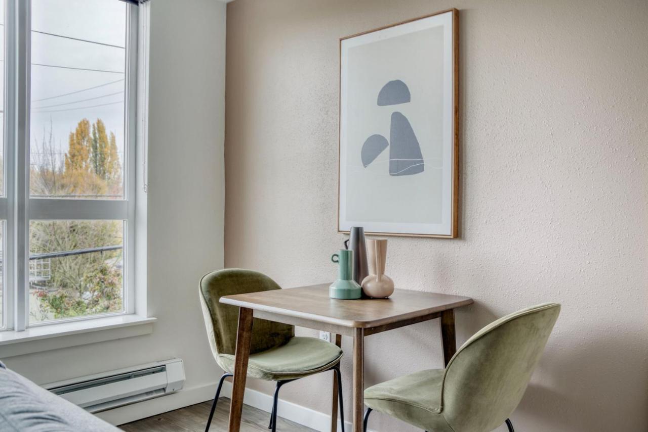 Ballard W Lounge Wd Nr Dining Bars Sea-653 Apartment *