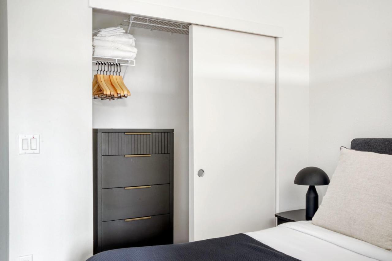 Ballard W Lounge Wd Nr Dining Bars Sea-653 * Seattle