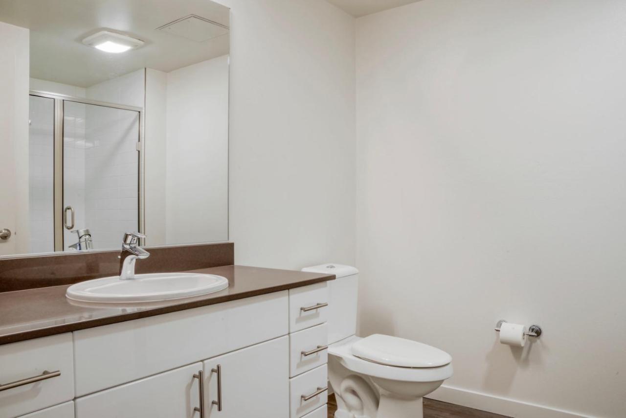 Ballard W Lounge Wd Nr Dining Bars Sea-653 * Seattle