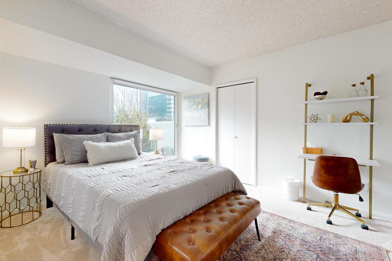 Golden Eye Apartment *