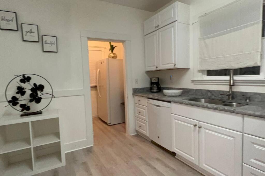 Victorian Villa: Interns Or Family * Seattle