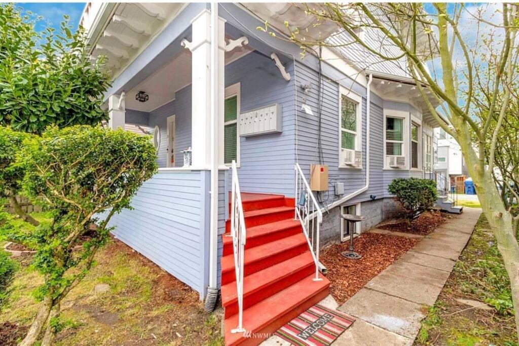 Victorian Villa: Interns Or Family *