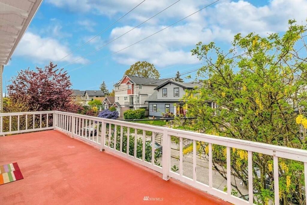 Victorian Villa: Interns Or Family *