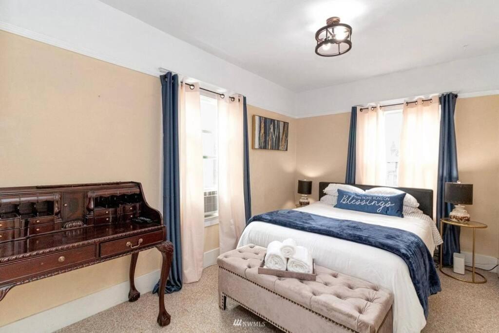 Victorian Villa: Interns Or Family * Seattle