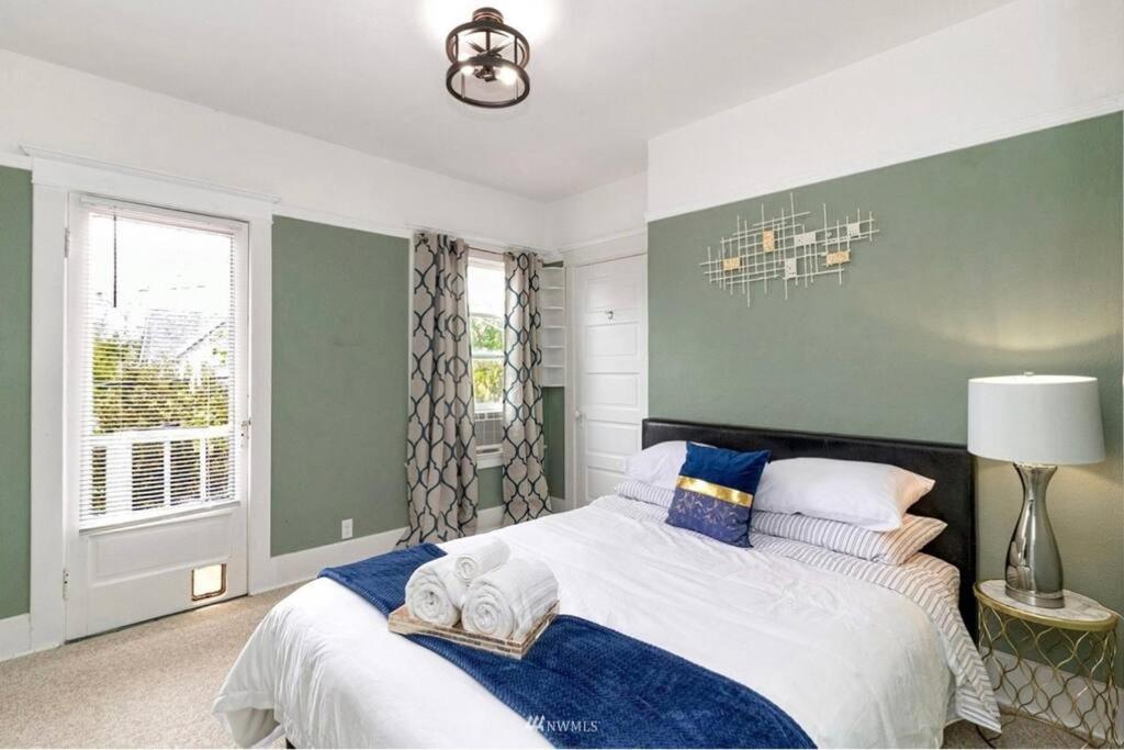 Villa Victorian Villa: Interns Or Family *