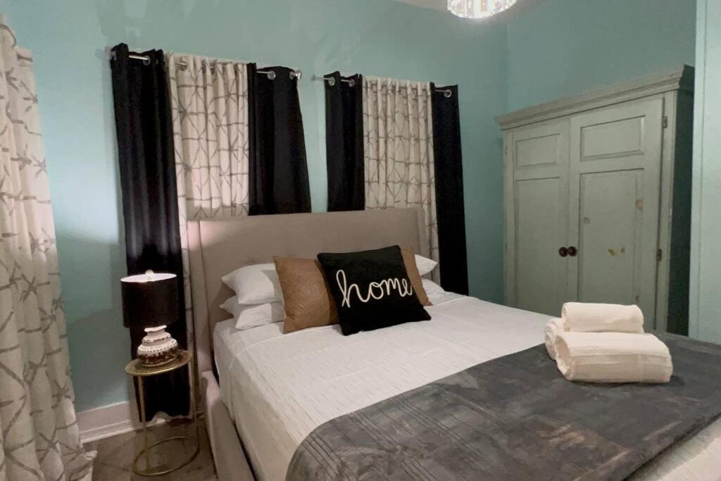 Victorian Villa: Interns Or Family * Seattle