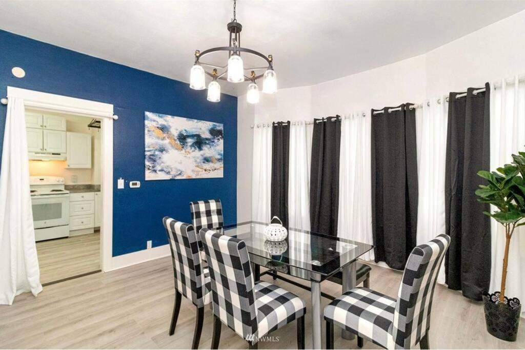 Victorian Villa: Interns Or Family Villa Seattle