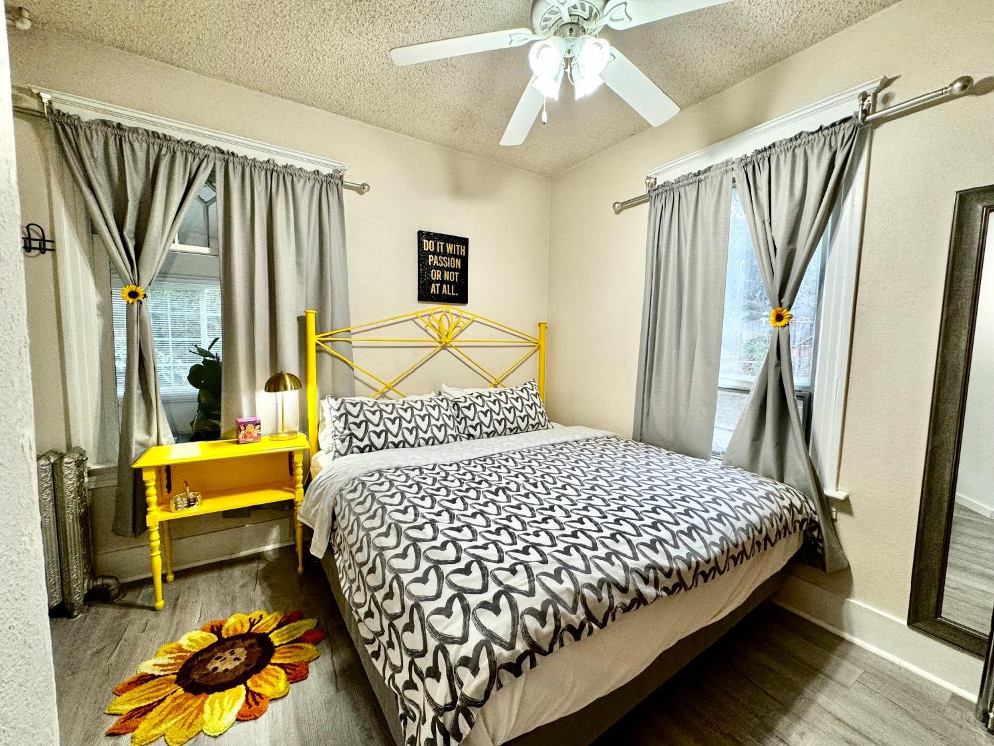With 2 Bedrooms A King Bed Queen Bed And An Extra Sofa Bed Located 10 Minutes From Seatac Airport And 20 Minutes From Downtown Holiday home