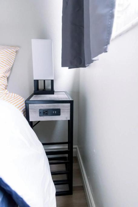 King Bed + Studio! Free Parking, Patio, Wfh Space! Seattle