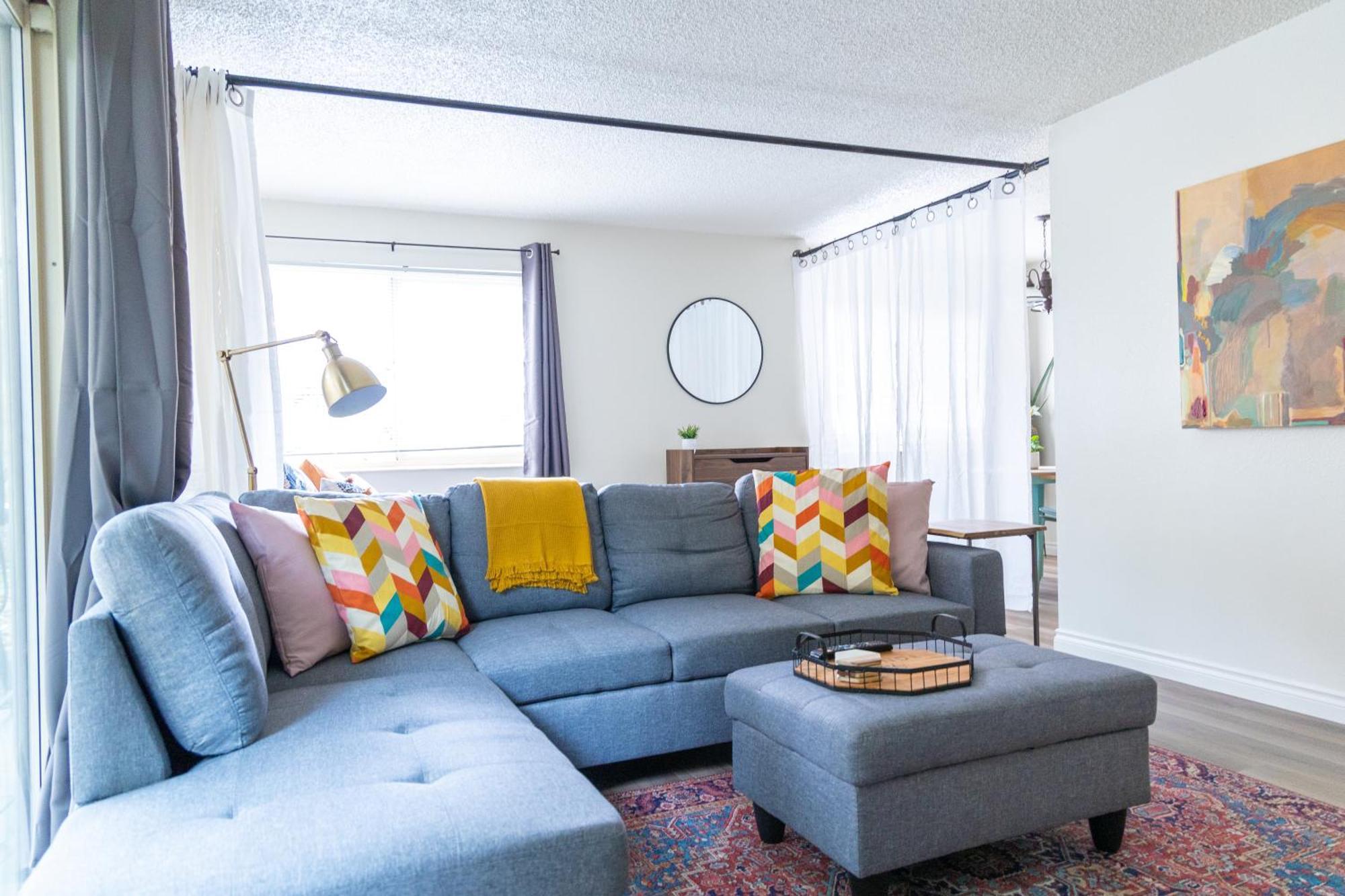 King Bed + Studio! Free Parking, Patio, Wfh Space! * Seattle