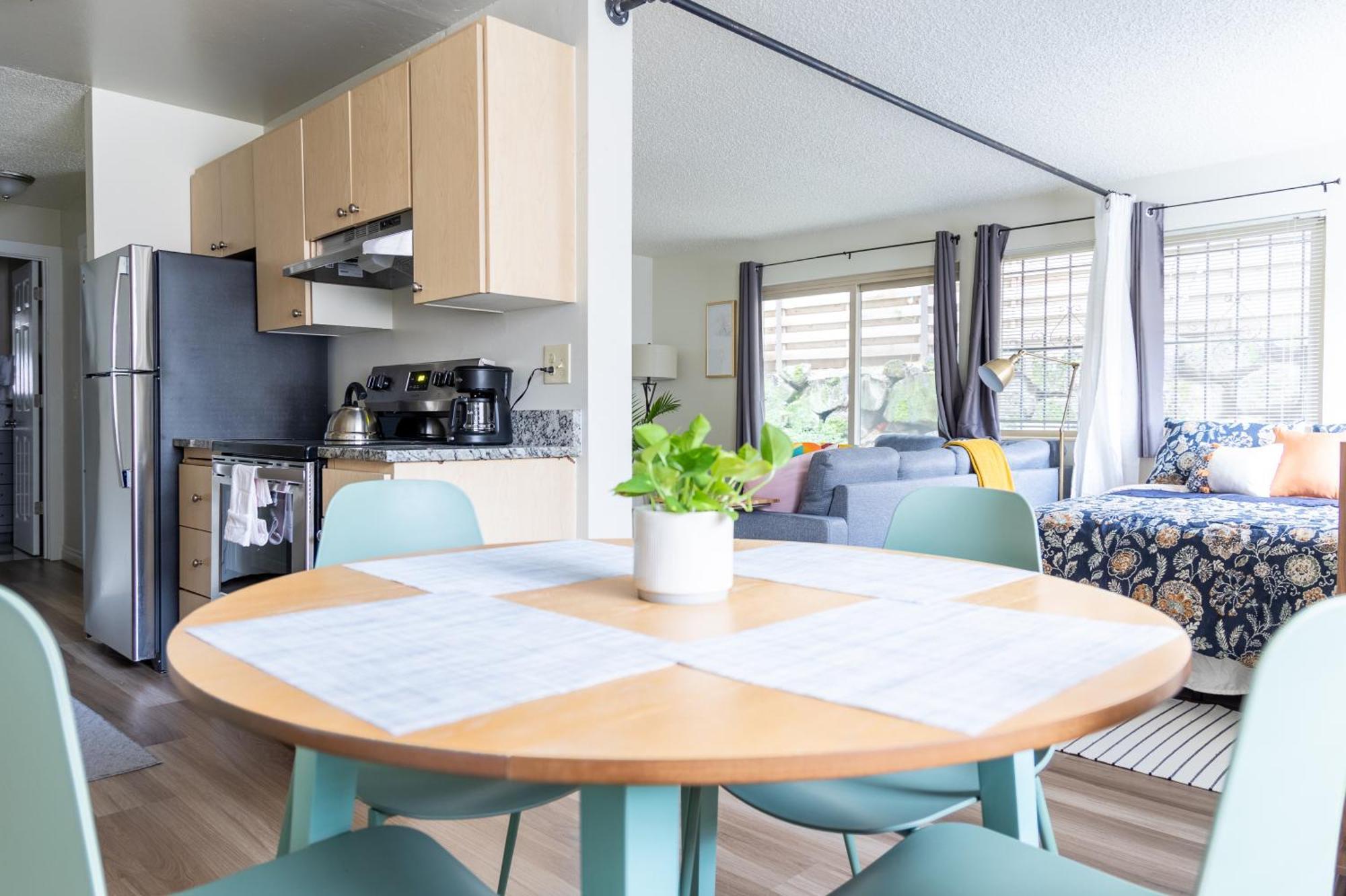 Apartment King Bed + Studio! Free Parking, Patio, Wfh Space!