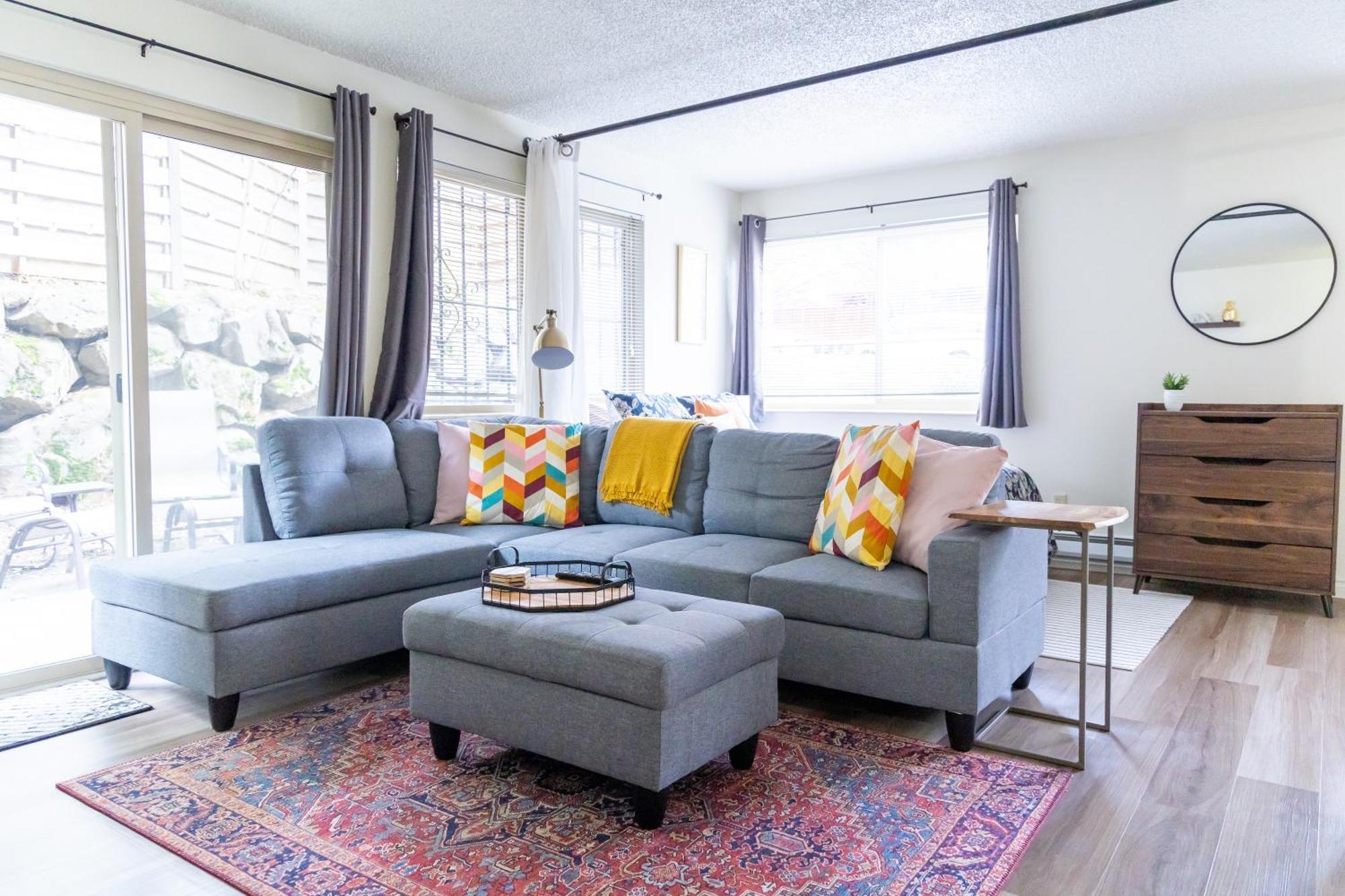 King Bed + Studio! Free Parking, Patio, Wfh Space! * Seattle