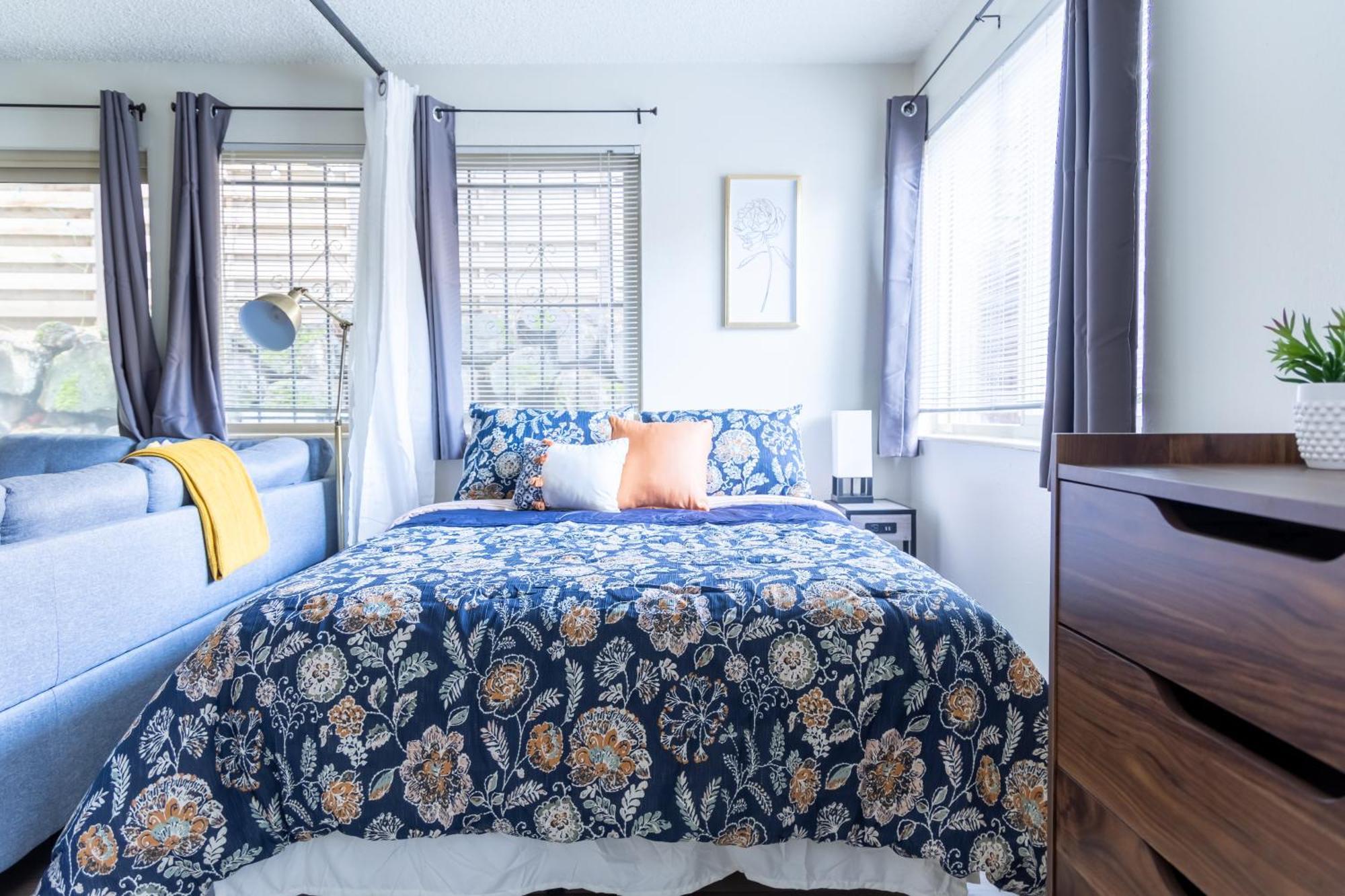 Apartment King Bed + Studio! Free Parking, Patio, Wfh Space!