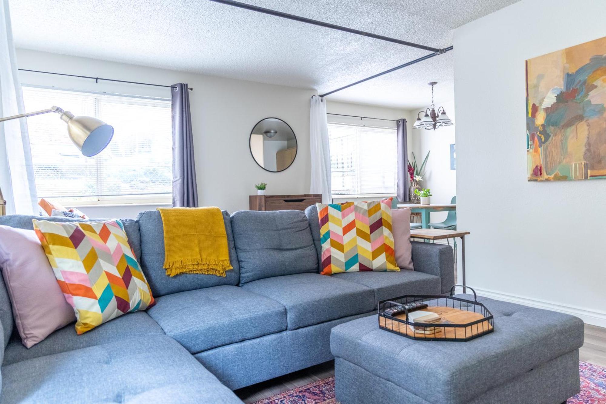 King Bed + Studio! Free Parking, Patio, Wfh Space! Apartment Seattle
