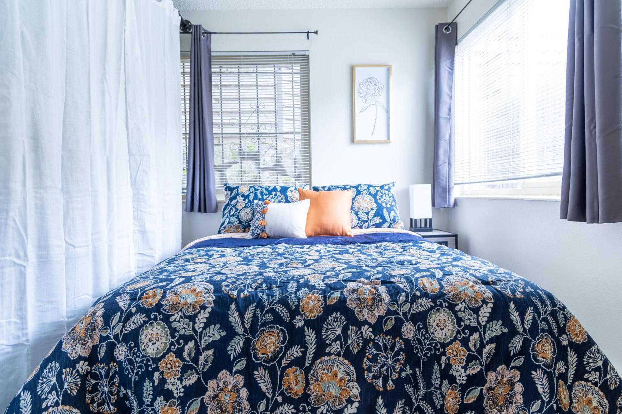 Apartment King Bed + Studio! Free Parking, Patio, Wfh Space!