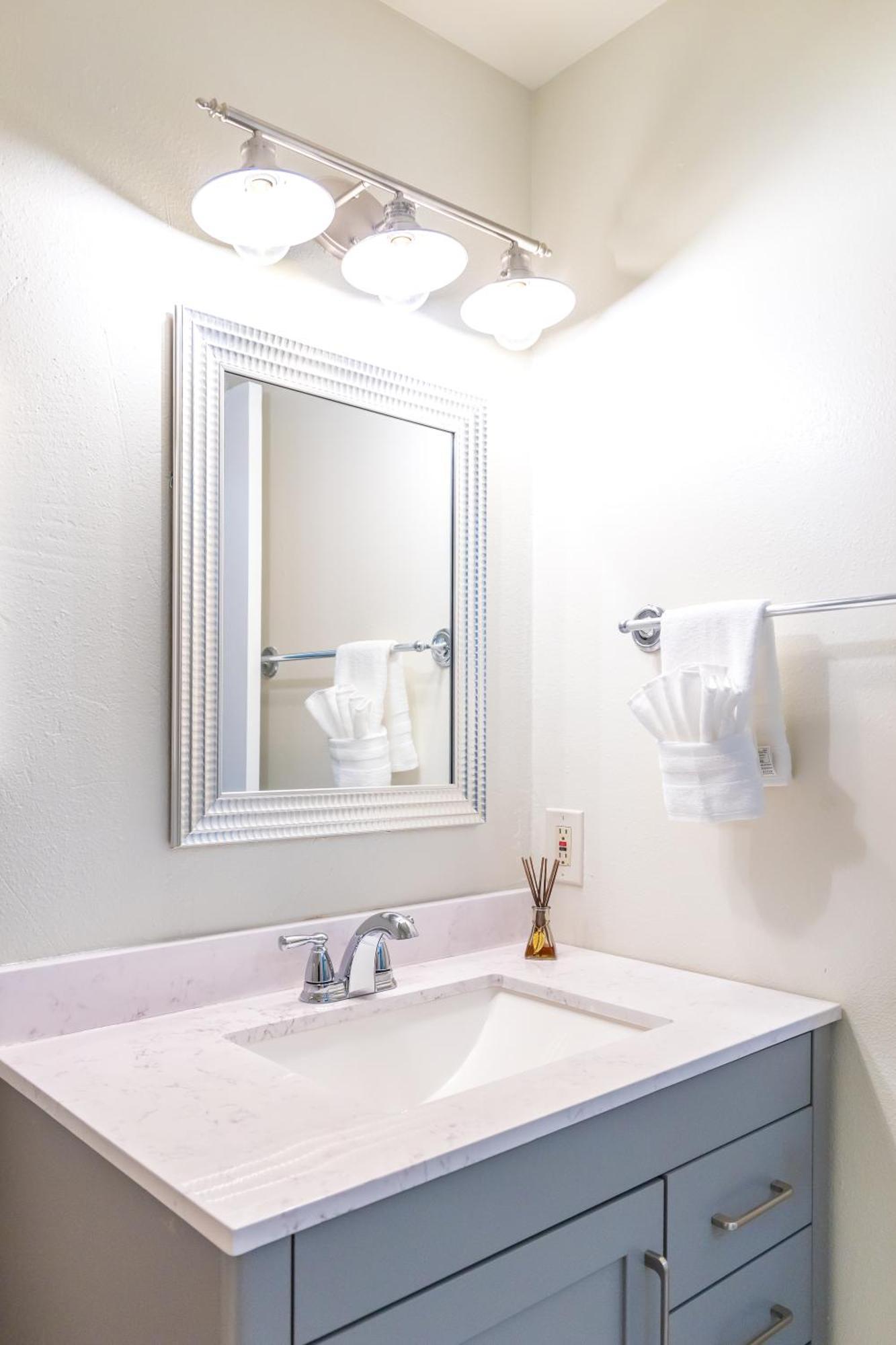 Apartment King Bed + Studio! Free Parking, Patio, Wfh Space!