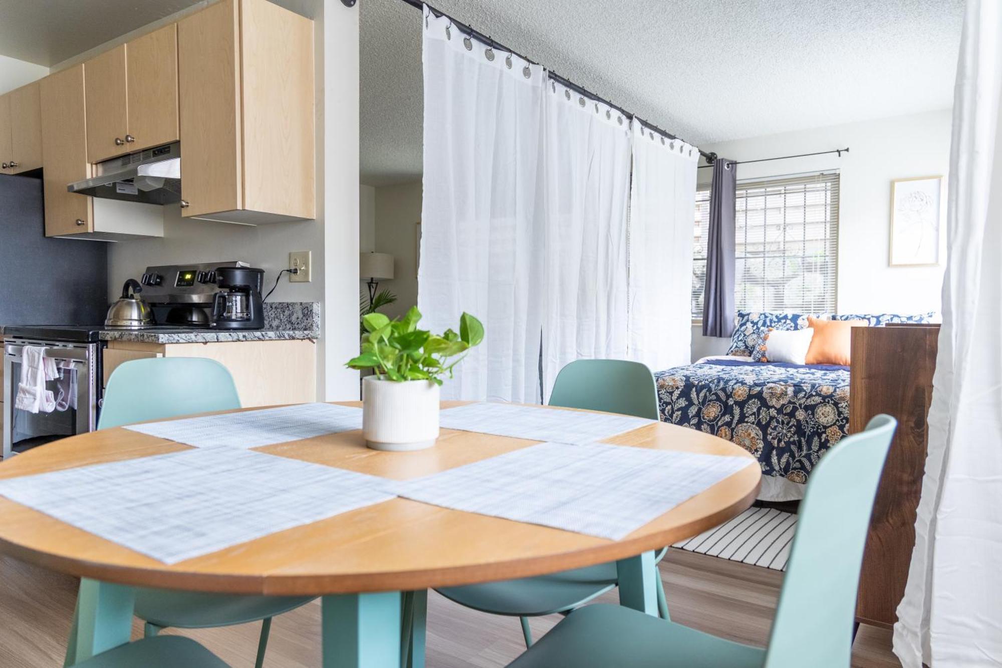 King Bed + Studio! Free Parking, Patio, Wfh Space! Apartment *