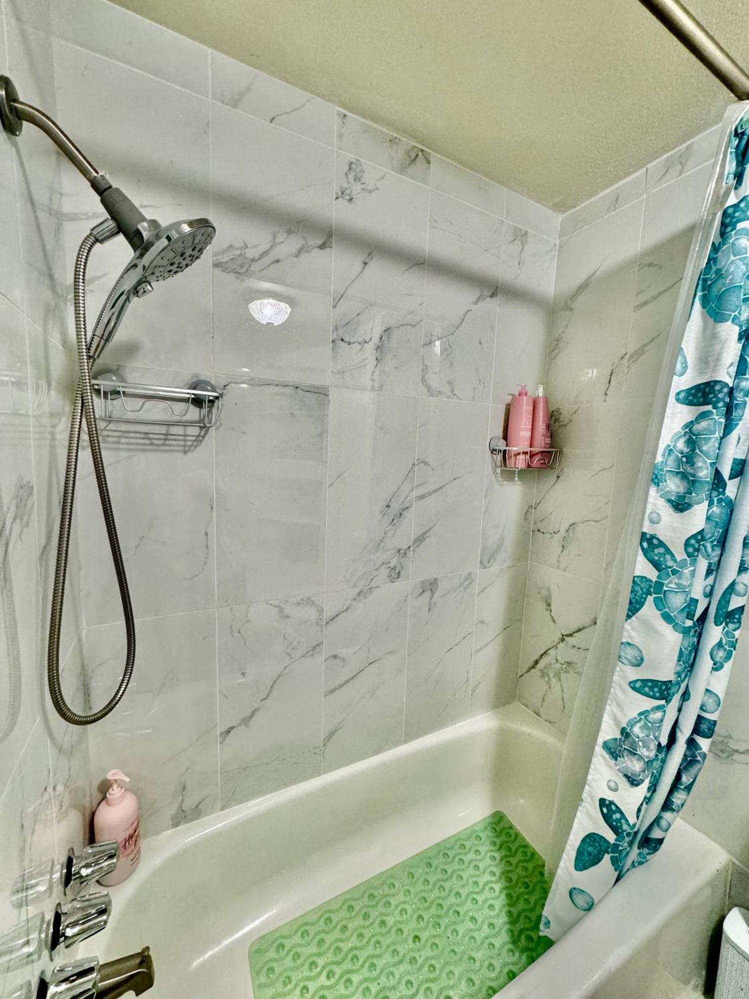 With 2 Bedrooms A King Bed Queen Bed And An Extra Sofa Bed Located 10 Minutes From Seatac Airport And 20 Minutes From Downtown Holiday home