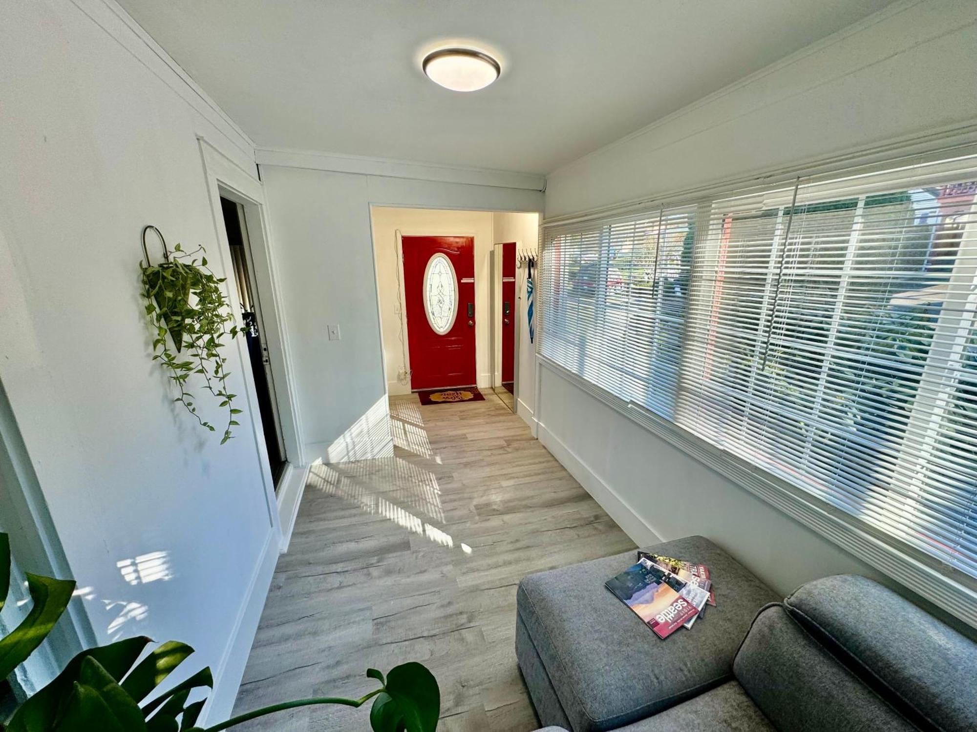With 2 Bedrooms A King Bed Queen Bed And An Extra Sofa Bed Located 10 Minutes From Seatac Airport And 20 Minutes From Downtown * Seattle