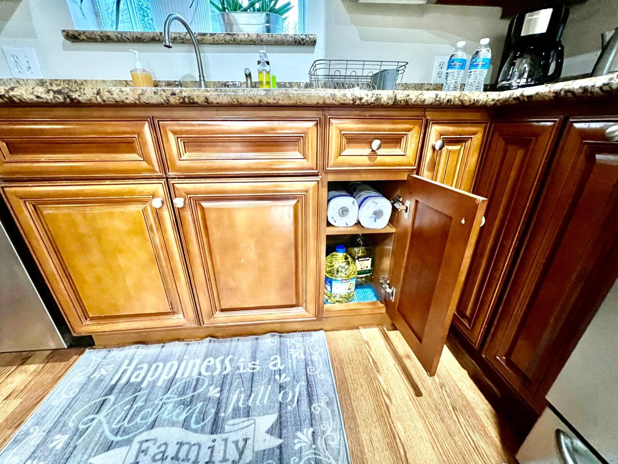 Holiday home With 2 Bedrooms A King Bed Queen Bed And An Extra Sofa Bed Located 10 Minutes From Seatac Airport And 20 Minutes From Downtown Seattle