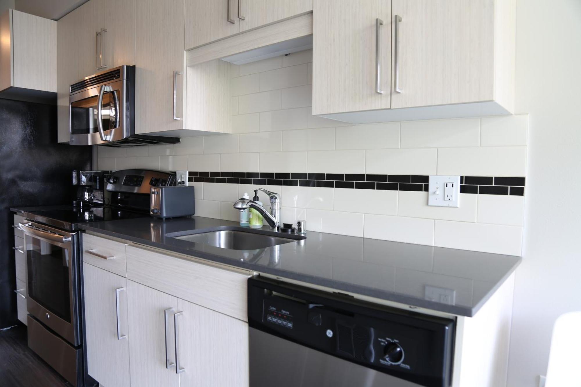 Apartment Queen Anne Abode - 1 Block From Cpa! - Free Parking!