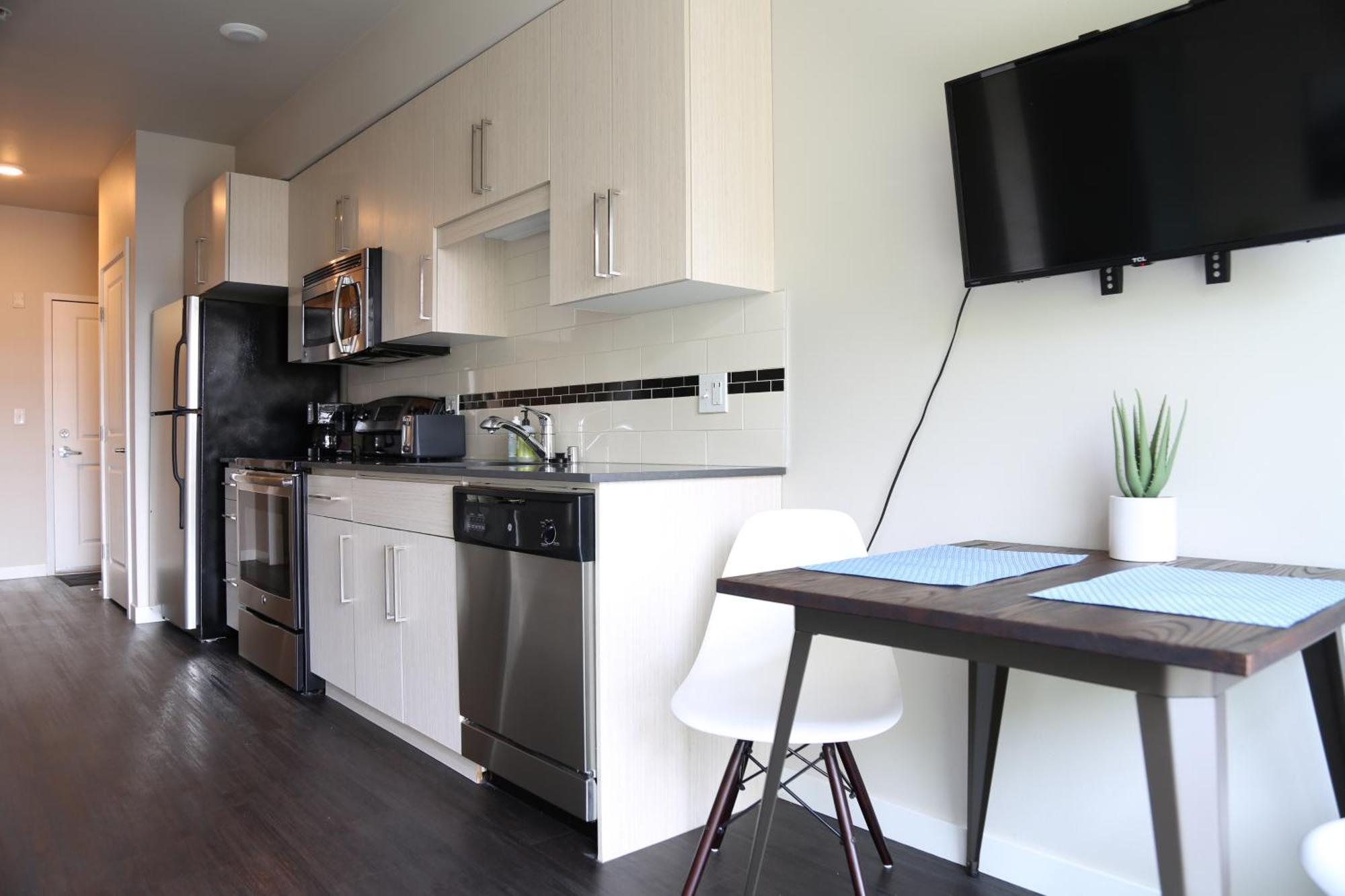 Queen Anne Abode - 1 Block From Cpa! - Free Parking! Apartment Seattle