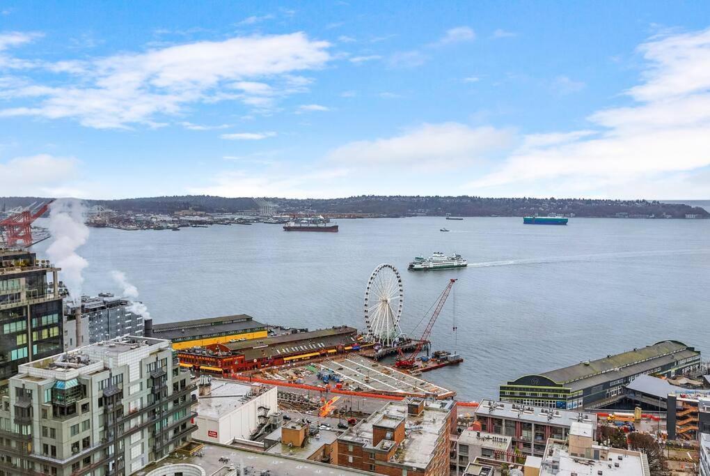 Apartment Newmark Tower's Water Wheel With Sea Views
