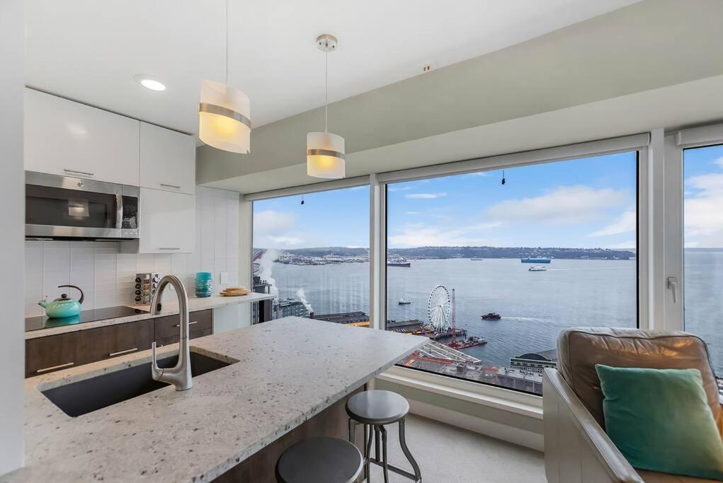 Newmark Tower's Water Wheel With Sea Views Apartment Seattle