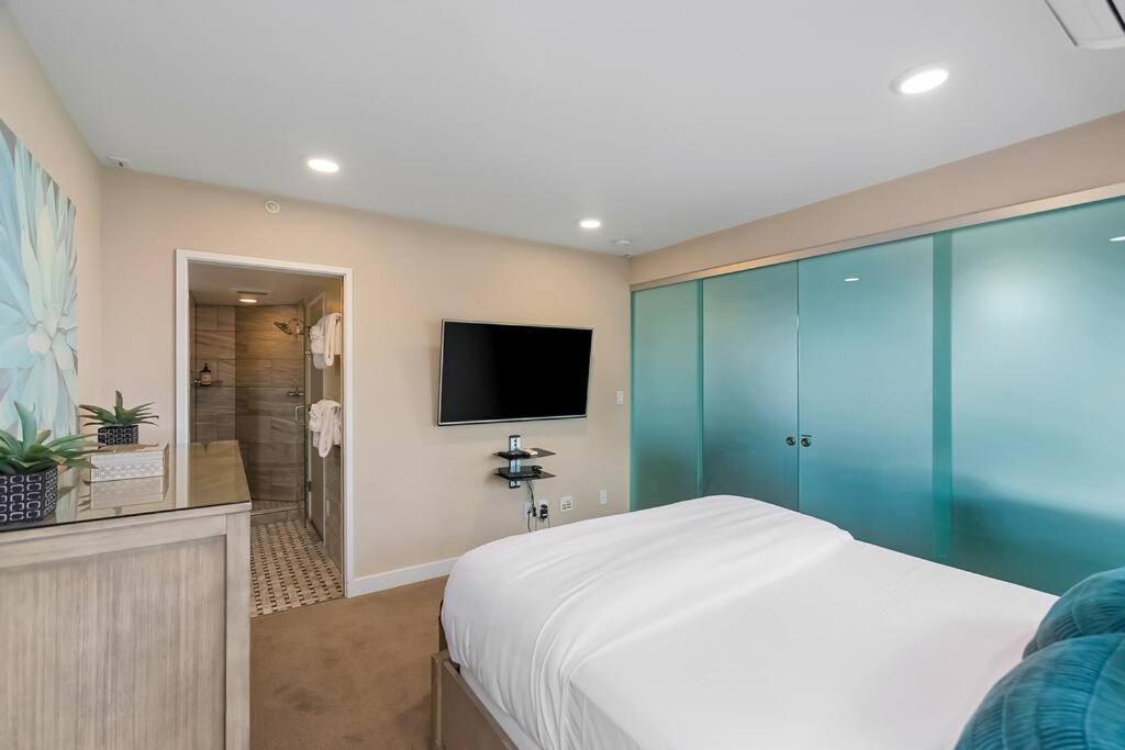 Newmark Tower's Water Wheel With Sea Views Apartment Seattle