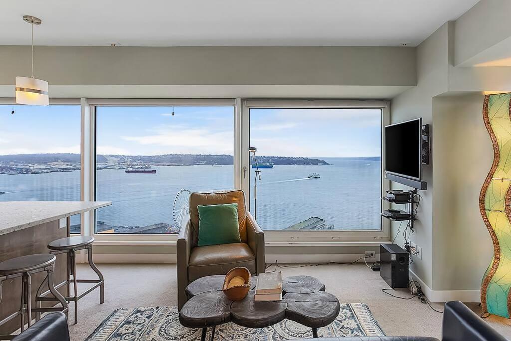 Apartment Newmark Tower's Water Wheel With Sea Views *