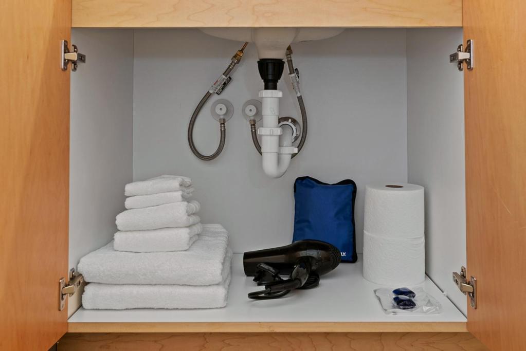 Garage Parking & Easy Access To Urban Living Apartment