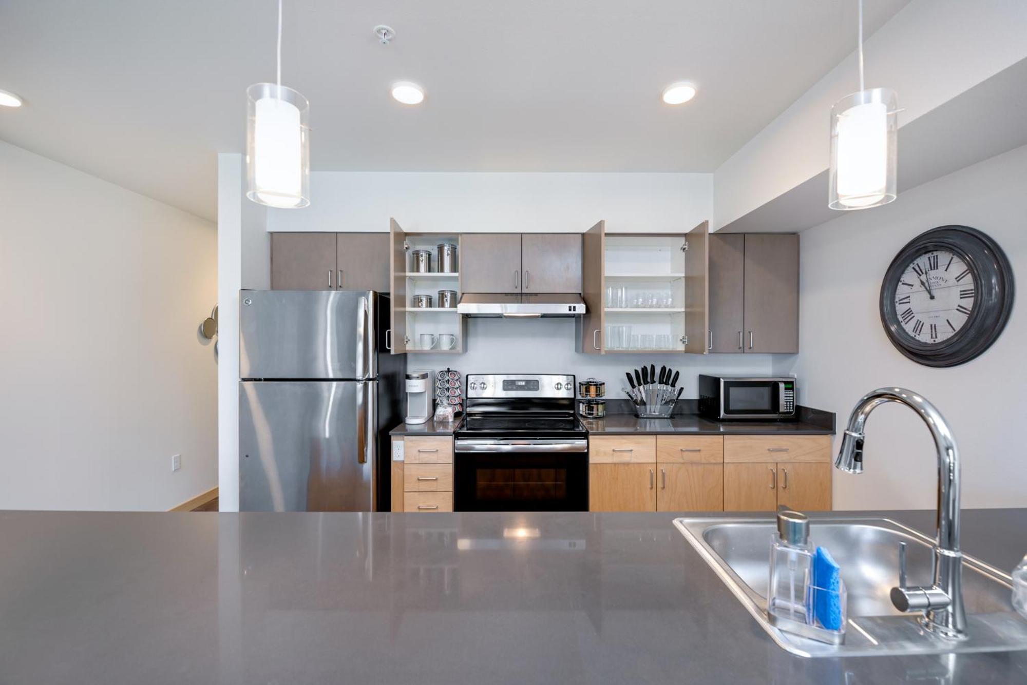Apartment Garage Parking & Easy Access To Urban Living *