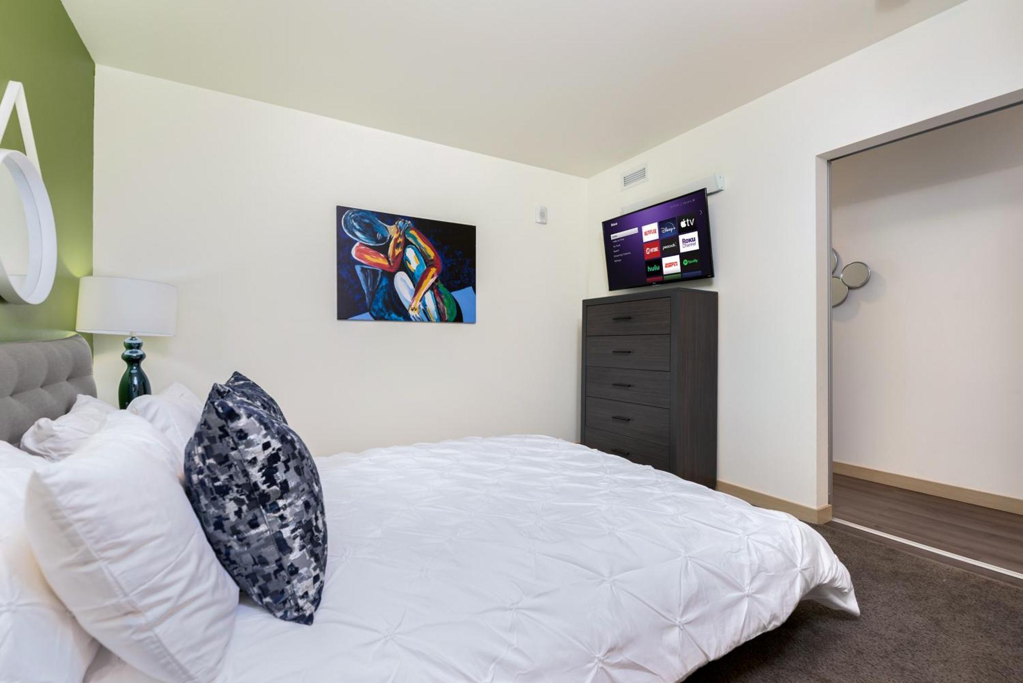 Apartment Garage Parking & Easy Access To Urban Living Seattle