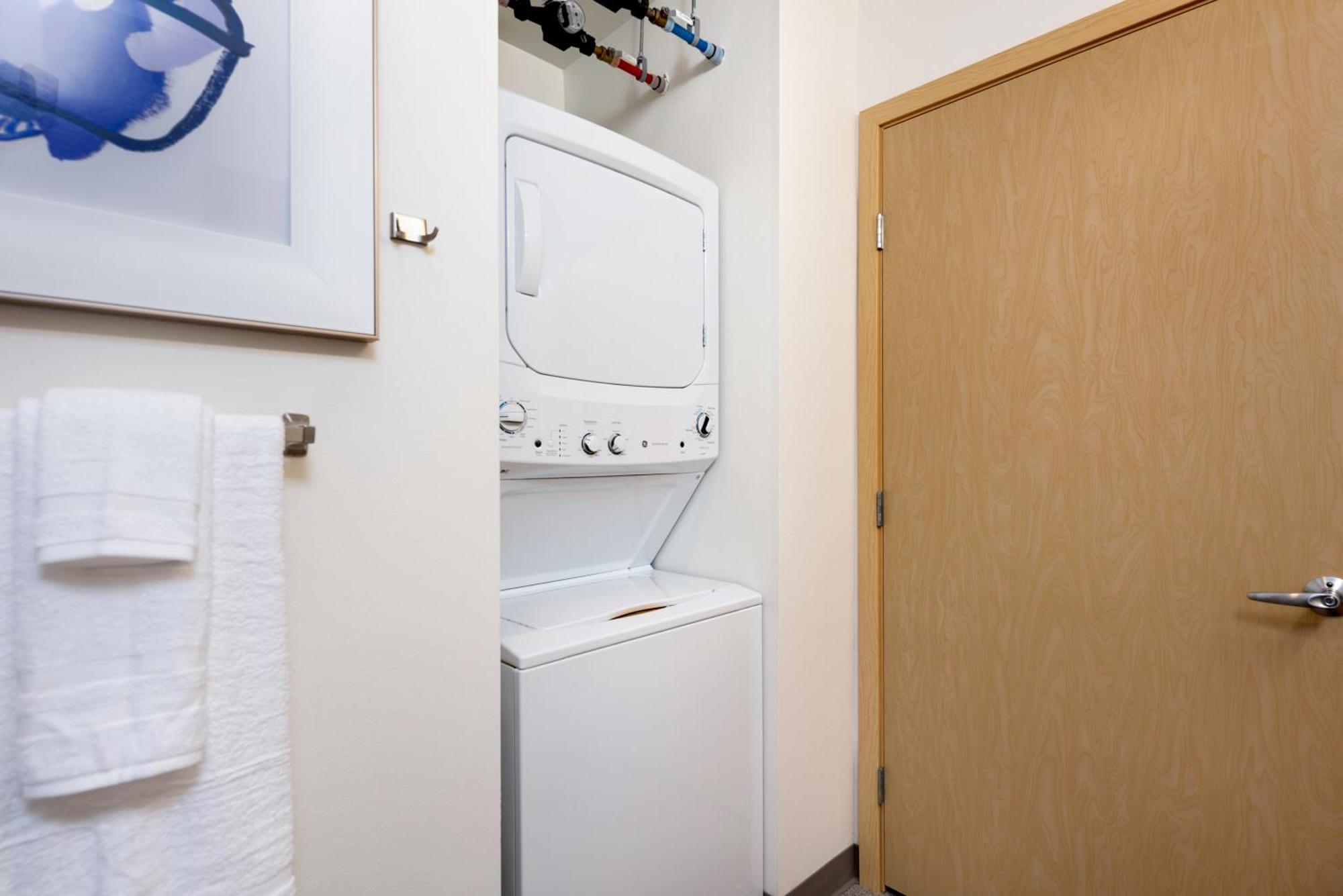 Apartment Garage Parking & Easy Access To Urban Living *