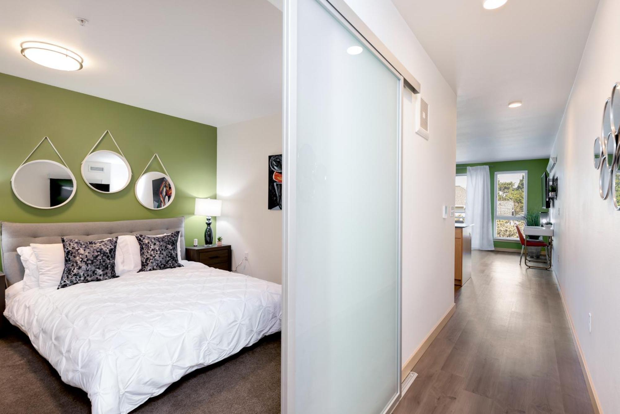 Garage Parking & Easy Access To Urban Living Seattle