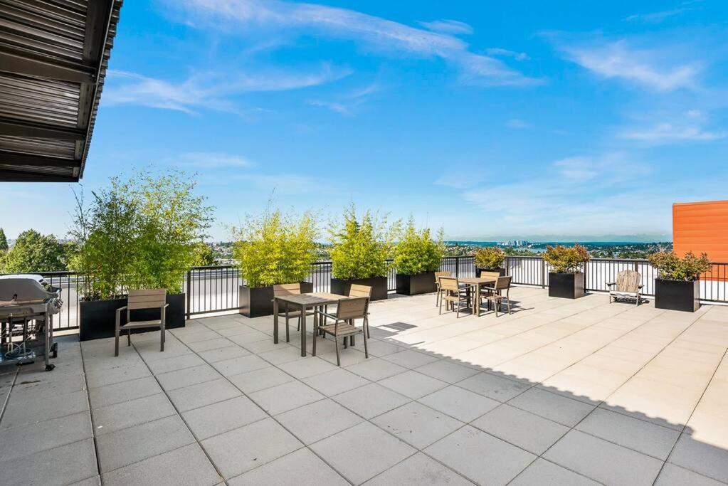 Garage Parking & Easy Access To Urban Living Seattle