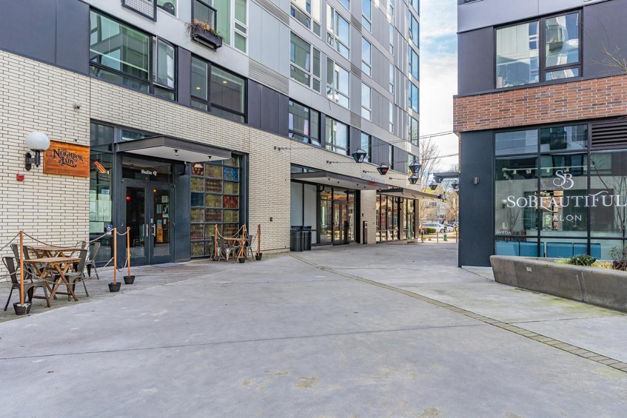 Close Downtown Modern - Pet Friendly, Wifi, Rooftop Views Apartment