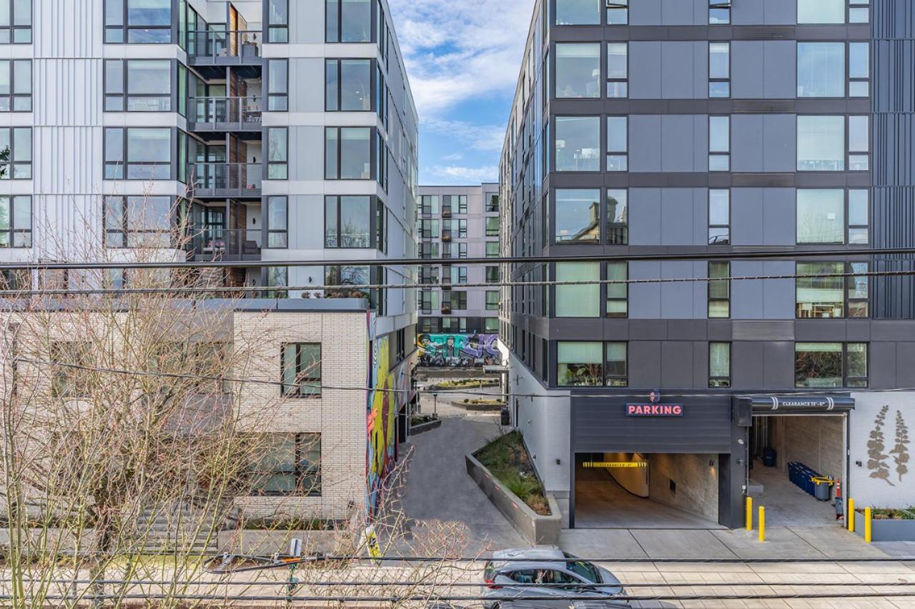 Close Downtown Modern - Pet Friendly, Wifi, Rooftop Views Apartment *