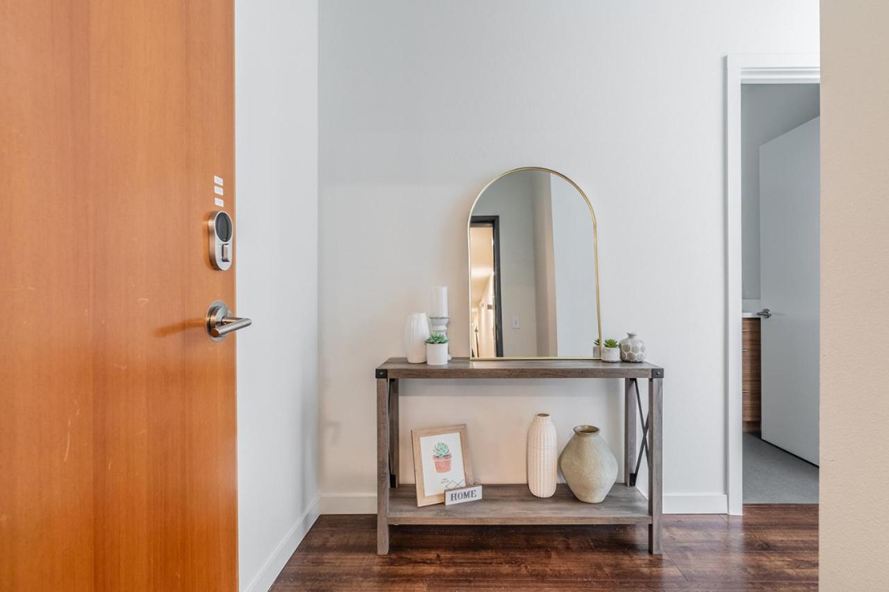 Close Downtown Modern - Pet Friendly, Wifi, Rooftop Views Apartment Seattle
