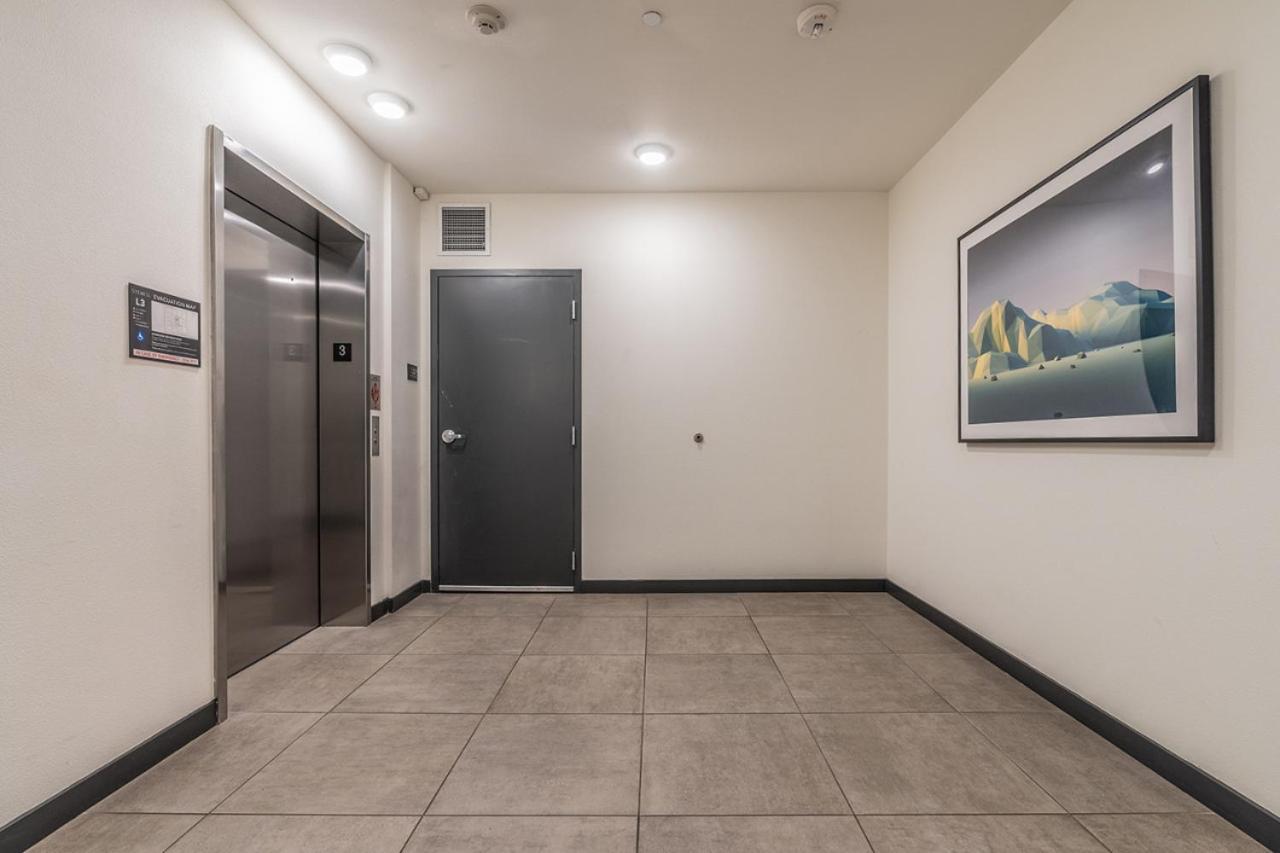 Close Downtown Modern - Pet Friendly, Wifi, Rooftop Views Apartment *