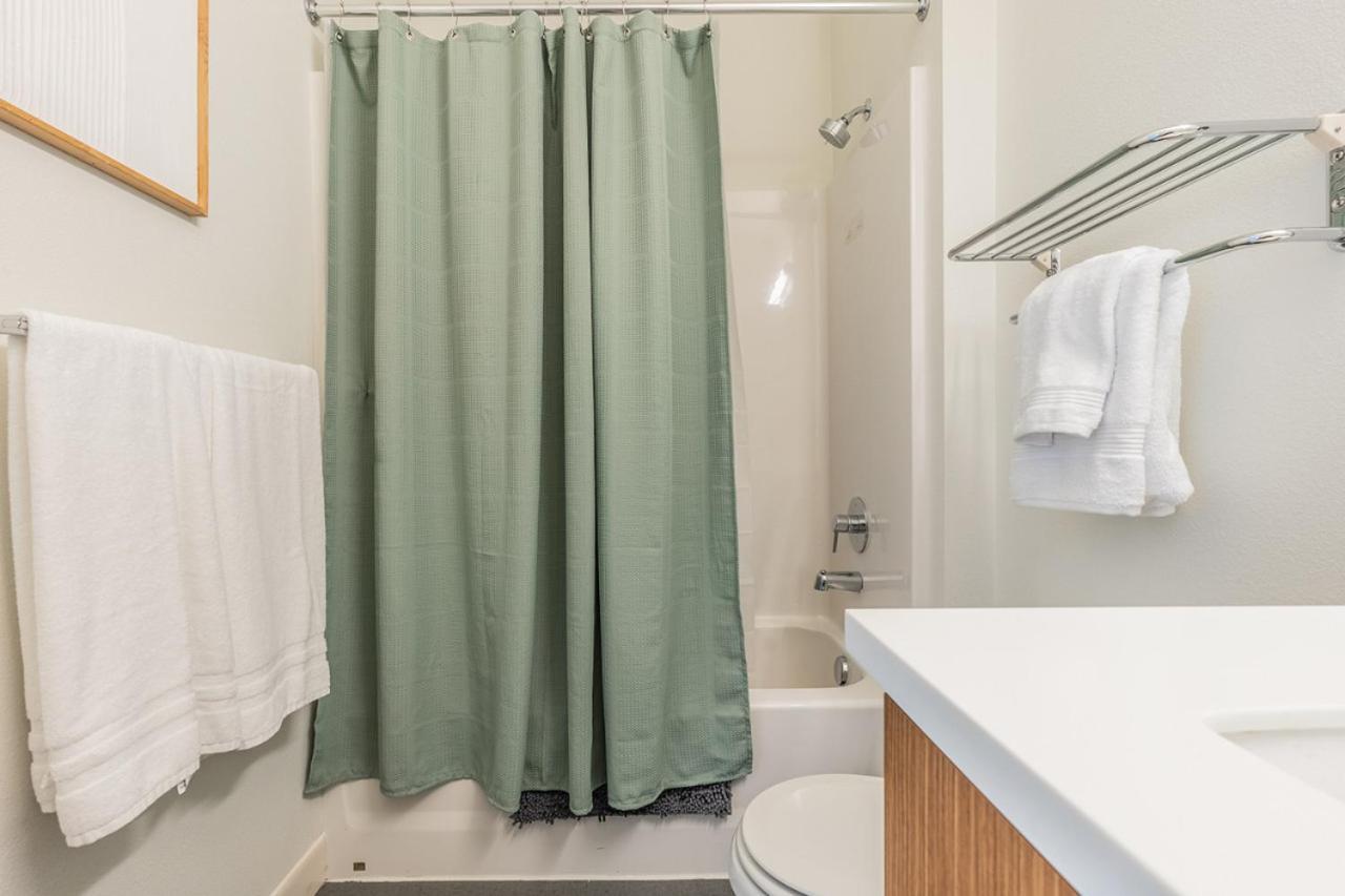 Close Downtown Modern - Pet Friendly, Wifi, Rooftop Views Apartment