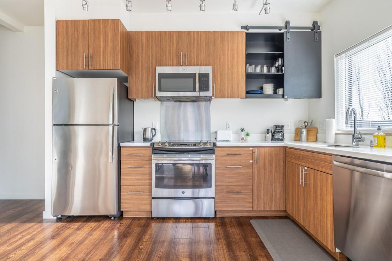 Close Downtown Modern - Pet Friendly, Wifi, Rooftop Views Apartment *